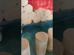 Het afsnijden van de toppen van bamboestokken